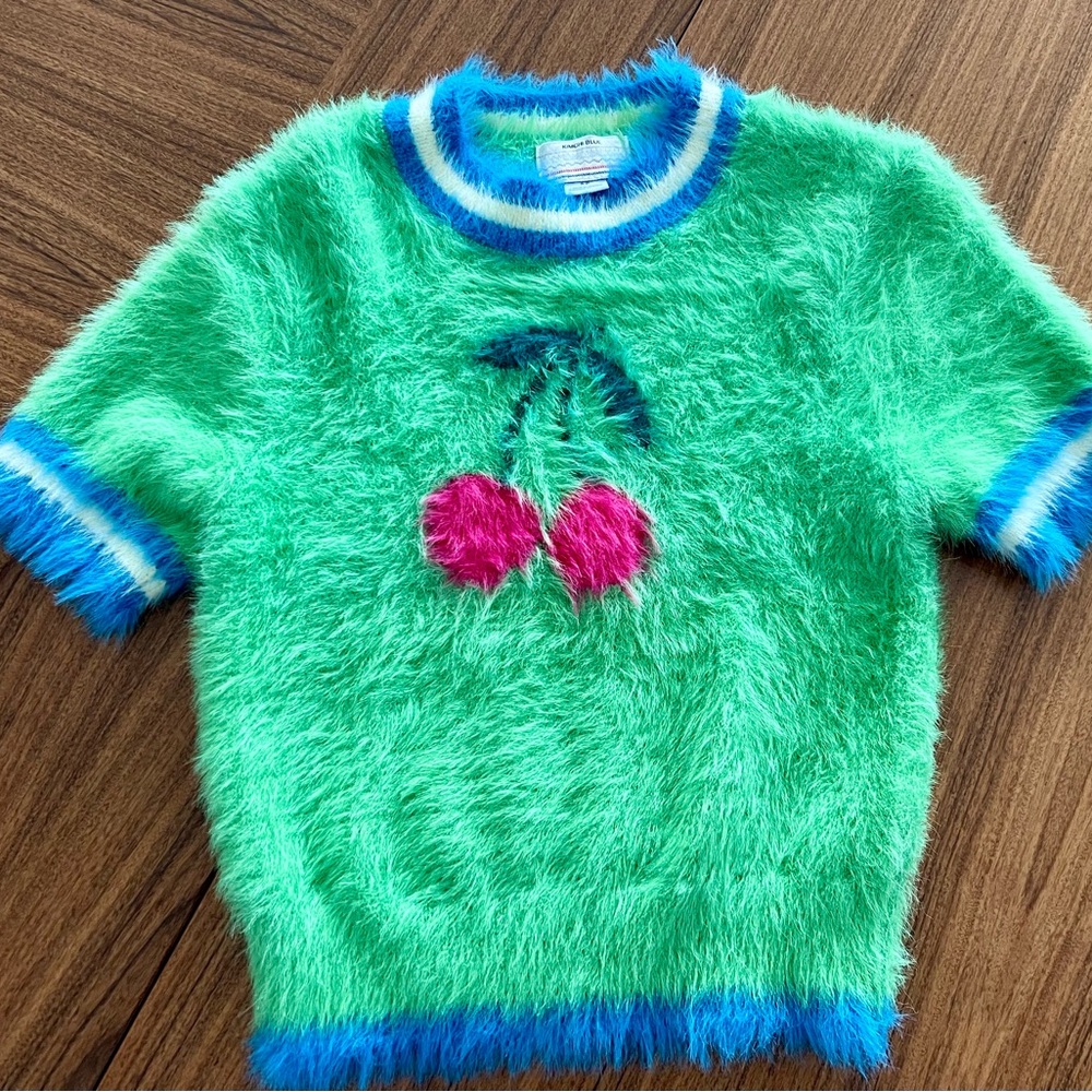 Urban Outfitters cropped sweater
Size Small (*NEW) GREAT gift!!